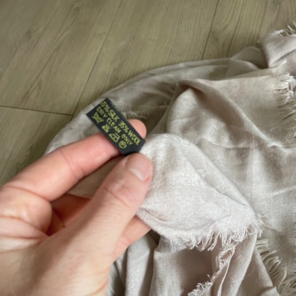 Authentic Louis Vuitton vintage scarf - Picture 11 of 15
